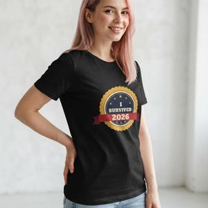 Camiseta "Sobreviví al 2026", Camiseta divertida con insignia de superviviente, Camiseta de Año Nuevo, Camiseta "Lo logramos" imagen 3
