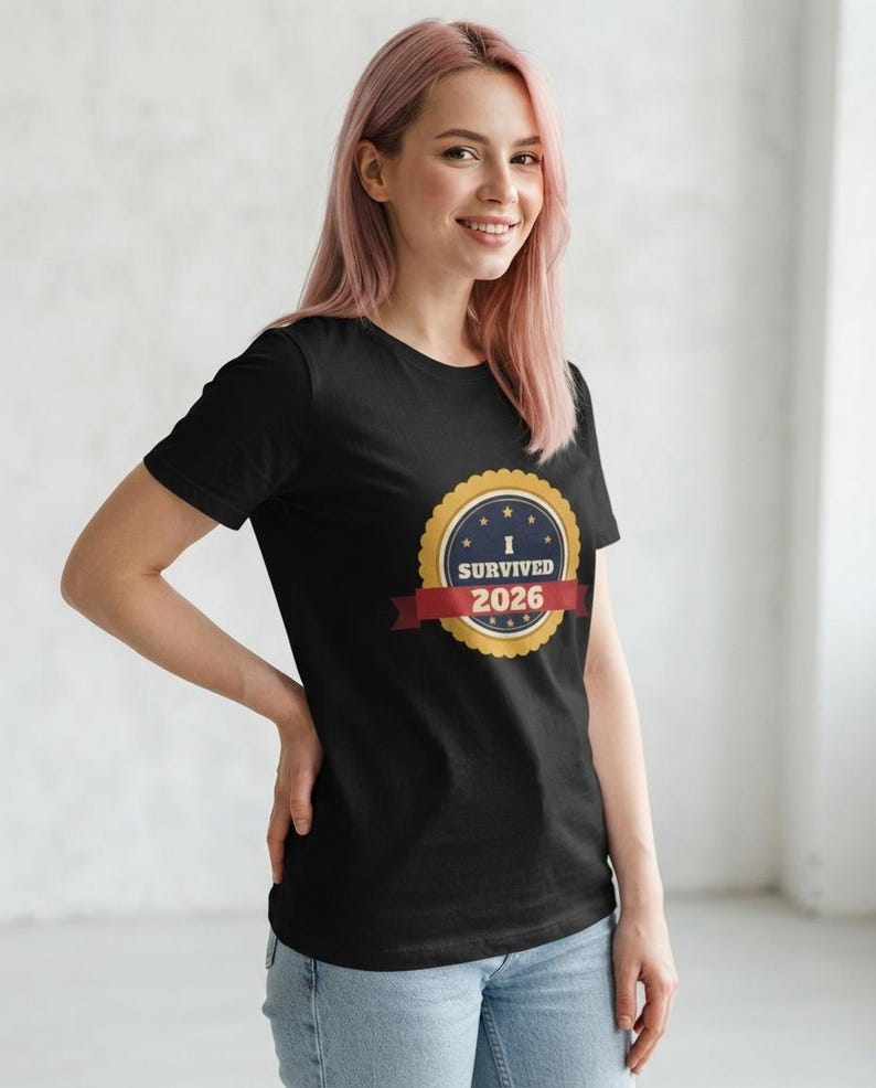 Camiseta "Sobreviví al 2026", Camiseta divertida con insignia de superviviente, Camiseta de Año Nuevo, Camiseta "Lo logramos" imagen 3