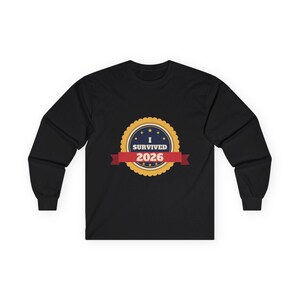 Camiseta "Sobreviví al 2026", Camiseta divertida con insignia de superviviente, Camiseta de Año Nuevo, Camiseta "Lo logramos" imagen 1