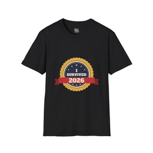 Camiseta "Sobreviví al 2026", Camiseta divertida con insignia de superviviente, Camiseta de Año Nuevo, Camiseta "Lo logramos" imagen 2