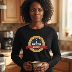 Camiseta "Sobreviví al 2026", Camiseta divertida con insignia de superviviente, Camiseta de Año Nuevo, Camiseta "Lo logramos" imagen 9