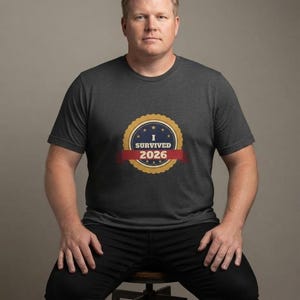 Camiseta "Sobreviví al 2026", Camiseta divertida con insignia de superviviente, Camiseta de Año Nuevo, Camiseta "Lo logramos" imagen 6