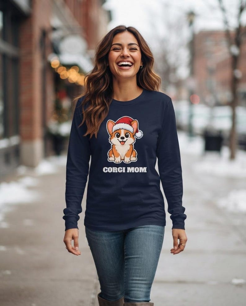 Corgi Mom Christmas Shirt, Corgi Santa Hat Tee, Corgi Mom Gift, Corgi Lover Top zdjęcie 5