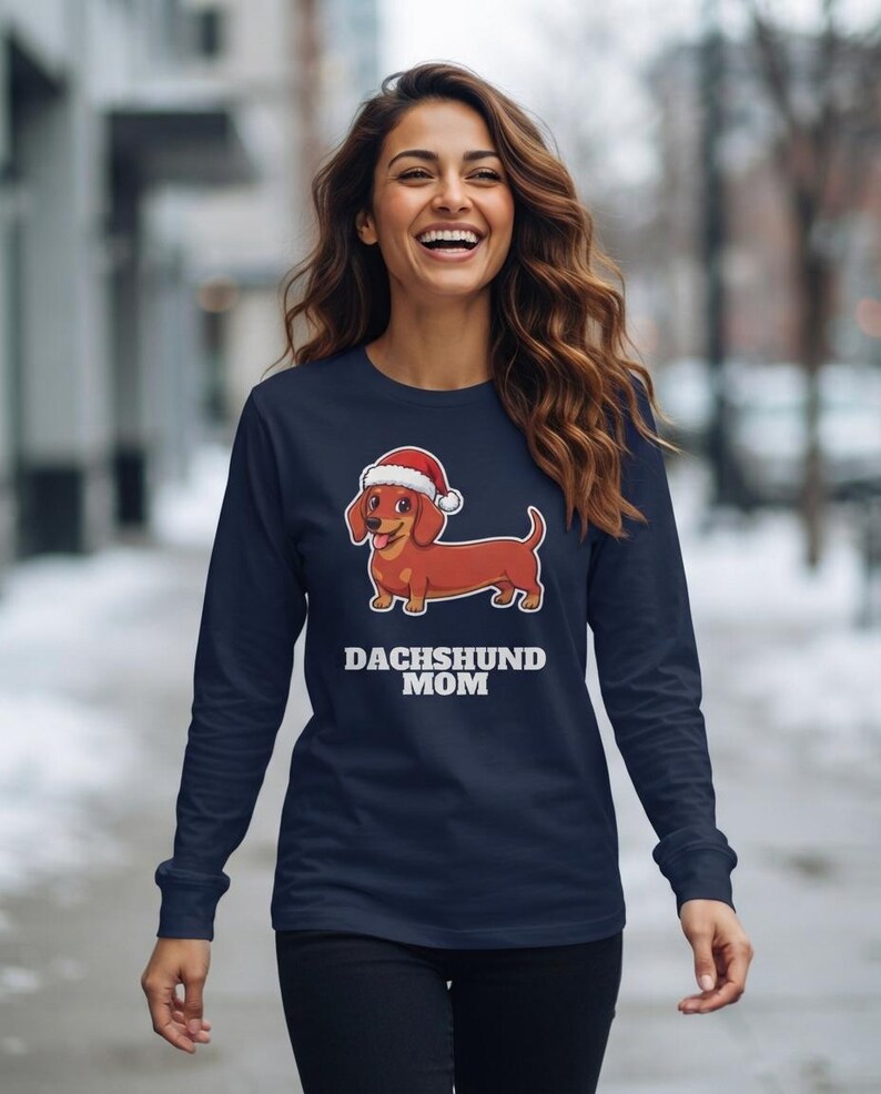 Dachshund Mom Christmas Shirt, Doxie Santa Hat Tee, Wiener Dog Mom Gift, Xmas Top afbeelding 8