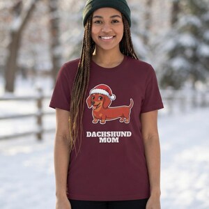 Dachshund Mom Christmas Shirt, Doxie Santa Hat Tee, Wiener Dog Mom Gift, Xmas Top afbeelding 5