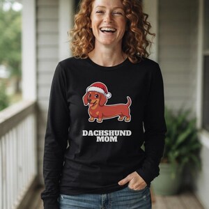 Dachshund Mom Christmas Shirt, Doxie Santa Hat Tee, Wiener Dog Mom Gift, Xmas Top afbeelding 7