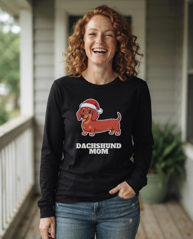 Dachshund Mom Christmas Shirt, Doxie Santa Hat Tee, Wiener Dog Mom Gift, Xmas Top afbeelding 7