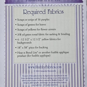 Op de afbeelding: Een naaipatroon voor een Patchwork Pensy tafelloper. De afgewerkte maat is 31,75 cm x 134,62 cm. De benodigde stoffen zijn onder meer paarse, groene en gele restjes, groene tonale stof en gele stoffen voor achtergronden.