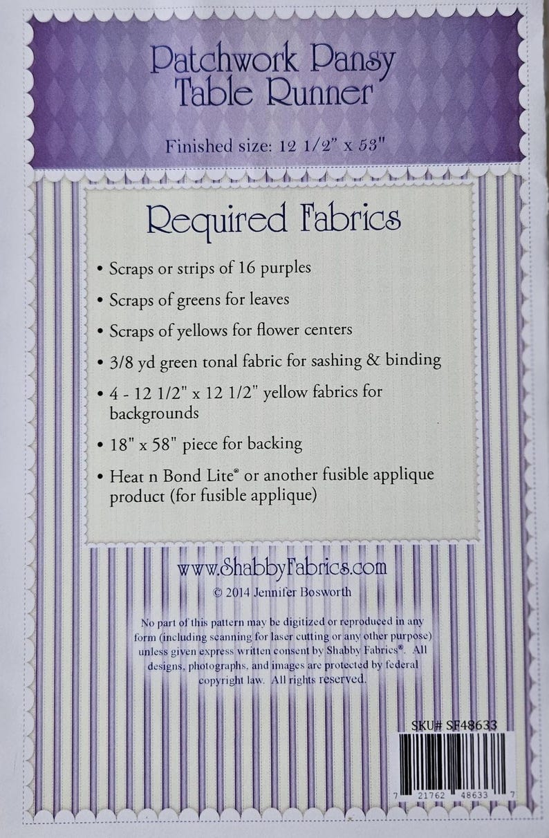 Op de afbeelding: Een naaipatroon voor een Patchwork Pensy tafelloper. De afgewerkte maat is 31,75 cm x 134,62 cm. De benodigde stoffen zijn onder meer paarse, groene en gele restjes, groene tonale stof en gele stoffen voor achtergronden.