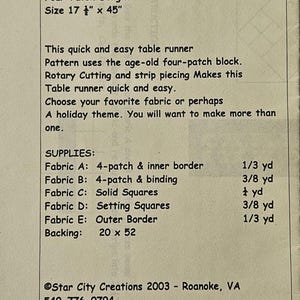 K&ouml;nnte beinhalten: Ein gedrucktes Schnittmuster f&uuml;r einen Four-Patch Delight Tischl&auml;ufer, Modell #3102, mit den Ma&szlig;en 17,5 Zoll mal 45 Zoll. Das Dokument listet Materialien, Stoffbedarf in Yards und R&uuml;ckseitenma&szlig;e von 20 mal 52 Zoll auf, datiert auf das Jahr 2003.