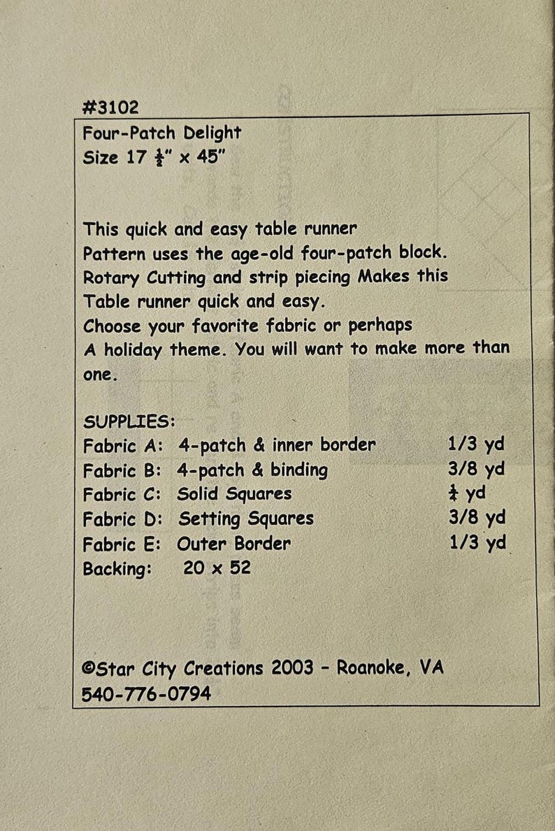 K&ouml;nnte beinhalten: Ein gedrucktes Schnittmuster f&uuml;r einen Four-Patch Delight Tischl&auml;ufer, Modell #3102, mit den Ma&szlig;en 17,5 Zoll mal 45 Zoll. Das Dokument listet Materialien, Stoffbedarf in Yards und R&uuml;ckseitenma&szlig;e von 20 mal 52 Zoll auf, datiert auf das Jahr 2003.