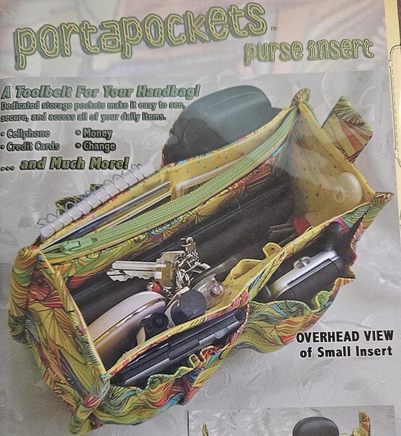 Pu&ograve; includere: Un inserto per borsa colorato, chiamato "portapockets", con pi&ugrave; tasche e cerniere. L'inserto contiene oggetti come un cellulare, chiavi e un taccuino. Il testo sull'inserto recita "A Toolbelt For Your Handbag!" e "purse insert."