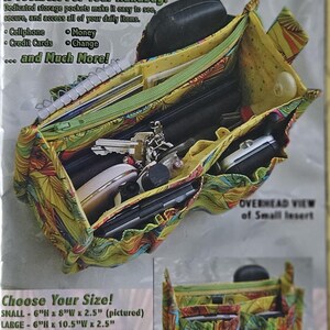 Pu&ograve; includere: Un inserto per borsa "portapockets" colorato con pi&ugrave; tasche e cerniere, progettato per organizzare oggetti come cellulari, carte di credito e denaro. L'inserto &egrave; realizzato in tessuto fantasia.