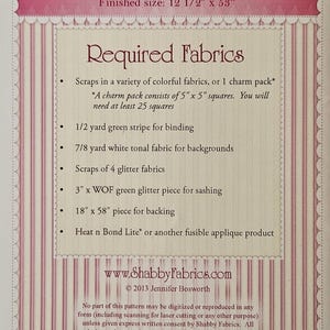 K&ouml;nnte beinhalten: Ein gedrucktes Muster f&uuml;r einen Patchwork-Osterei-Tischl&auml;ufer mit einer fertigen Gr&ouml;&szlig;e von 31.75 cm x 134.62 cm. Das Design enth&auml;lt eine Liste der ben&ouml;tigten Stoffe, darunter bunte Stoffreste und Glitzerstoffe. Das Muster stammt von Shabby Fabrics.