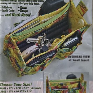 Pu&ograve; includere: Un inserto per borsa in tessuto colorato con pi&ugrave; tasche per organizzare oggetti come telefoni e carte. L'immagine mostra l'inserto pieno di oggetti, con il testo "portapockets" in alto.