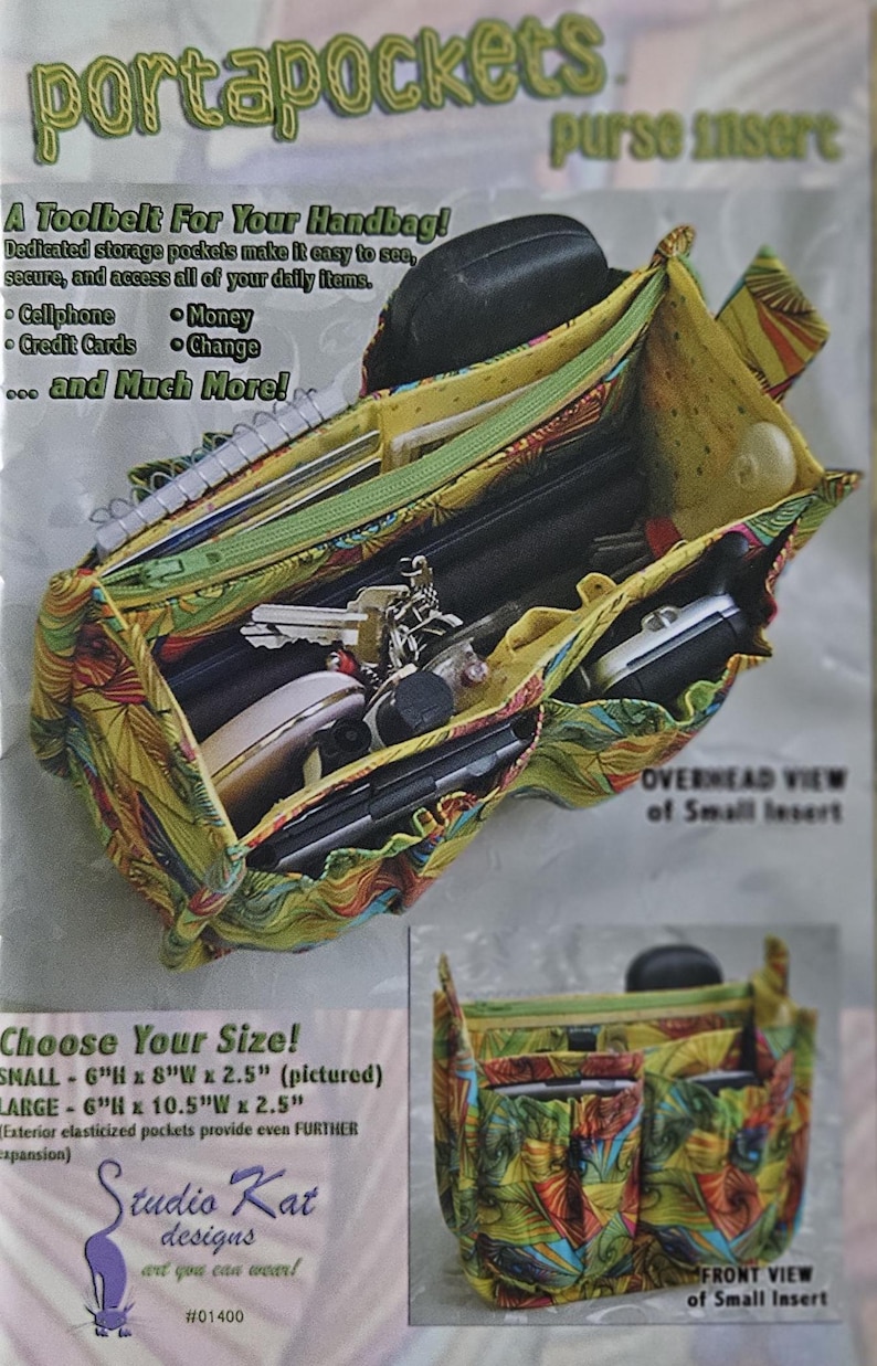 Pu&ograve; includere: Un inserto per borsa in tessuto colorato con pi&ugrave; tasche per organizzare oggetti come telefoni e carte. L'immagine mostra l'inserto pieno di oggetti, con il testo "portapockets" in alto.