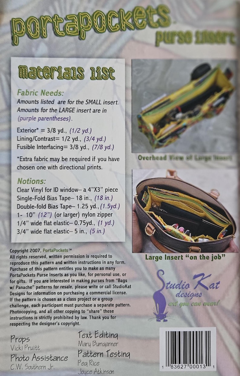 Pu&ograve; includere: Un modello di cucito per inserti per borse PortaPockets. L'immagine mostra un elenco dei materiali, una vista dall'alto di un inserto giallo e nero e un inserto grande in una borsa. Il modello include tessuto e nozioni.