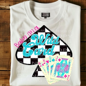 Baby, I'm a wild card png, sublimatie downloaden, country en western, sublimatieshirts, neonroze, retro png, schoppen png, speelkaarten png