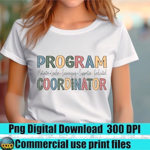 Könnte beinhalten: Ein weißes T-Shirt mit dem Text "PROGRAM COORDINATOR" in bunten Buchstaben. Der Text "Motivator - Leader - Encouraging - Supportive - Dedicated" steht in kleineren Buchstaben unter dem Haupttext. Das Bild ist ein digitaler Download für kommerzielle Druckdateien.
