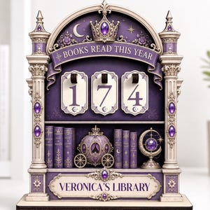 Könnte beinhalten: Ein dekorativer lila-cremefarbener Lese-Tracker mit der Aufschrift BOOKS READ THIS YEAR und VERONICA'S LIBRARY. Das Display enthält drei Zahlenkarten mit der Anzeige 174, Miniaturbücher, eine Kutsche und einen Globus, verziert mit violetten Edelsteinen.