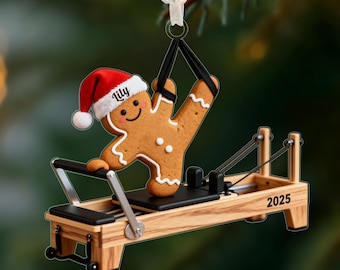 Peperkoek pilates kerstornament, aangepaste naam Pilatus minnaar cadeau, kerstmuts hervormer decor, schattig fitness kerstcadeau, kerstcadeau voor haar
