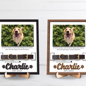 Puede incluir: Un marco de fotos de madera negro y marrón con una foto de un perro golden retriever. El marco tiene un collar de perro de cuero marrón con una hebilla dorada y el texto "Si el amor solo te hubiera podido mantener aquí, habrías vivido para siempre." El marco también tiene el texto "En memoria cariñosa *Charlie* 2011-2023".