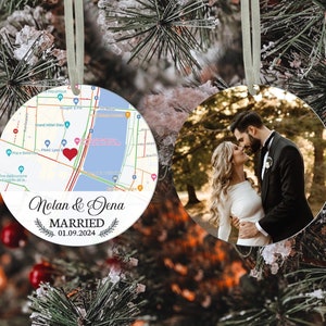 Adorno personalizado con ubicación para compromiso, adorno con foto como regalo de compromiso para pareja recién comprometida, adornos navideños para aniversario, regalo para esposo