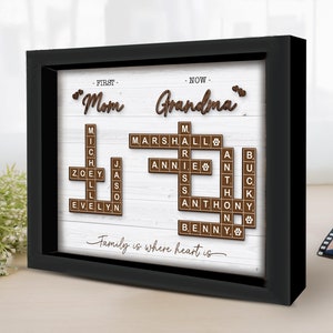 Primera mamá ahora abuela crucigrama personalizado, letrero familiar, recuerdo del nombre de los nietos, tablero de letras de Scrabble con el nombre de la familia, crucigrama de Scrabble