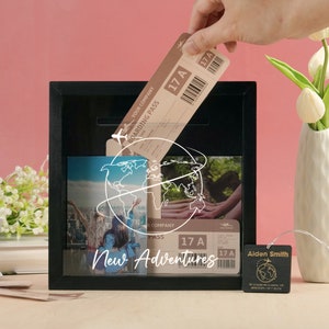 Memory Box mit Ticket Display, hölzerne Erinnerungsbox mit benutzerdefiniertem Foto, personalisierte Schattenbox als Geschenk für Reiseliebhaber, Rahmen für Tickets