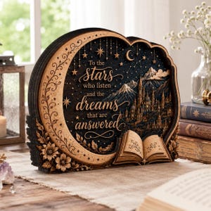 Placa de madeira "Às Estrelas que Escutam", inspirada em Night Court, presente Velaris, presente para amante da luz das estrelas, placa com lua e estrelas, presente para amante de livros.