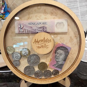Espositore porta monete Adventure Awaits, espositore per monete da sfida, regalo da viaggio, ricordo di una nuova avventura, porta monete da viaggio, regalo per gli amanti dei viaggi