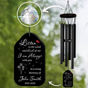 Pode incluir: Carrilhão de vento preto com um prisma de cristal e uma placa preta que diz "Ouça o vento e pense em mim Eu estou sempre com você Em memória amorosa de John Smith 1951-2024".