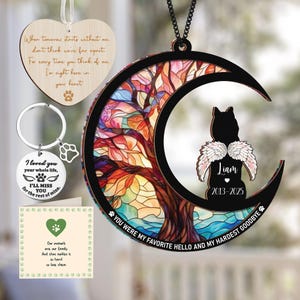 Puede incluir: Colección de recuerdos conmemorativos para mascotas. Incluye un adorno de corazón de madera, un llavero con un dije de huella de pata y un adorno en forma de luna con la silueta de un gato y el texto "Liam 2013-2025".