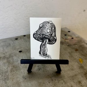 Pilz ACEO Kunstkarte – Schwarze Tusche Zeichnung, Pilze Illustration, Mini Kunstwerk, Cottagecore Geschenk, Handgemachte Originalkunst