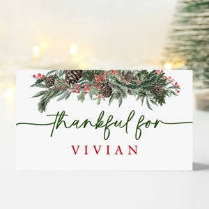 Plantilla de tarjeta de agradecimiento por el lugar de la cena navideña, editable, descarga instantánea, doblada y plana, rama de acebo y piña