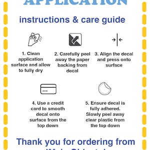 Op de afbeelding: Een gele en witte ge&iuml;llustreerde gids met instructies over het aanbrengen van een sticker. De gids bevat vijf stappen met illustraties en tekst. De tekst bevat de woorden "Decal Sticker Application", "instructions & care guide", "Bedankt voor uw bestelling bij iMakeObjects!" en "Enjoy :-)".