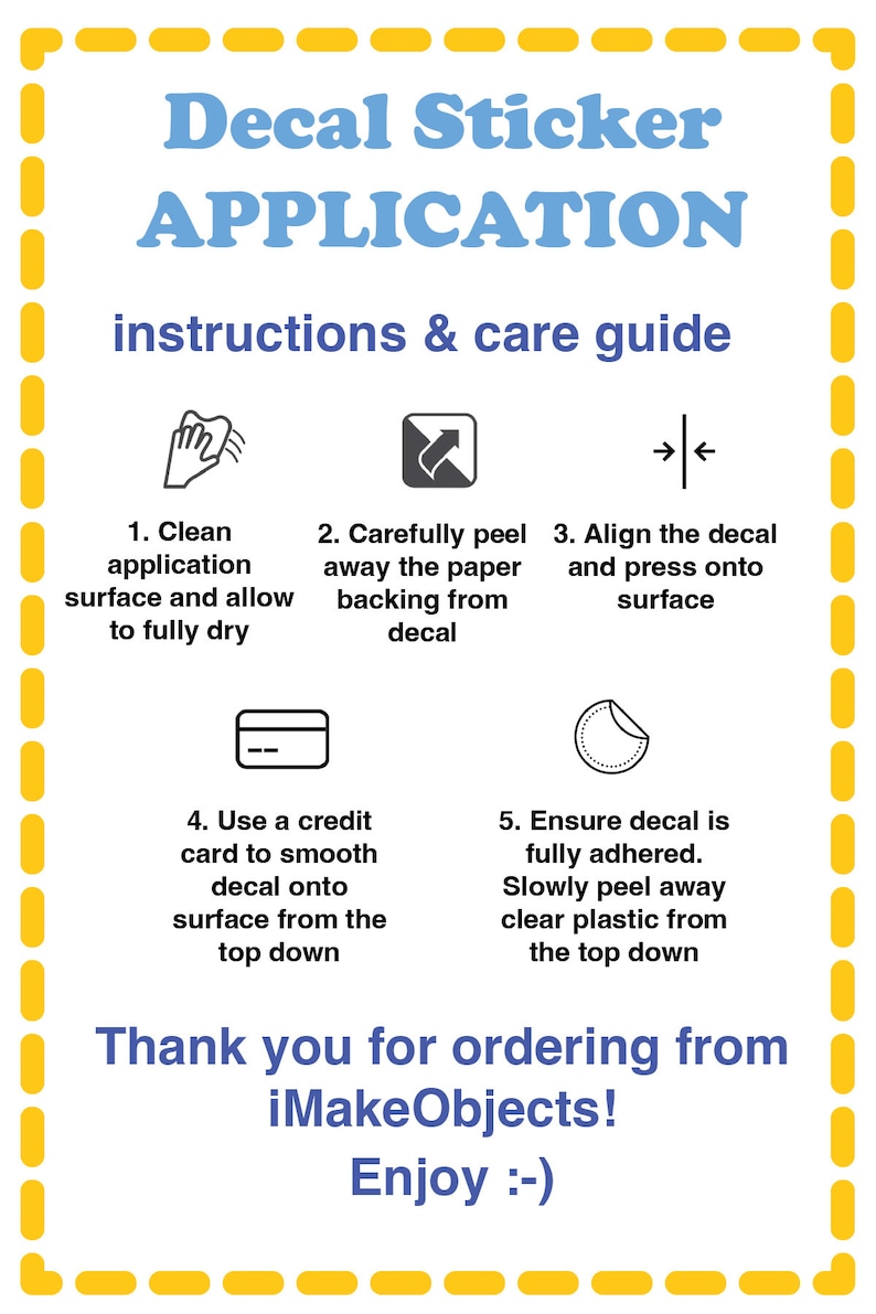 Op de afbeelding: Een gele en witte ge&iuml;llustreerde gids met instructies over het aanbrengen van een sticker. De gids bevat vijf stappen met illustraties en tekst. De tekst bevat de woorden "Decal Sticker Application", "instructions & care guide", "Bedankt voor uw bestelling bij iMakeObjects!" en "Enjoy :-)".
