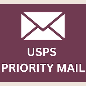 Könnte beinhalten: Ein rechteckiges Schild mit bordeauxrotem Hintergrund und einem weißen Umschlag-Symbol oben. Darunter steht der Text "USPS", gefolgt von "PRIORITY MAIL" in weißer, serifenloser Schrift. Das Schild ist für Postdienste.