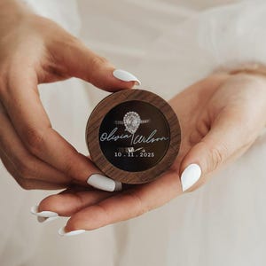 透明アクリルカバー付きのパーソナライズされた木製結婚指輪ボックス、カスタム彫刻プロポーズホルダー、彼女へのブライダルギフト、結婚指輪ベアラー