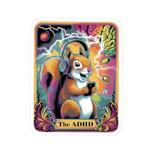 Può includere: Un adesivo colorato con un simpatico scoiattolo con le cuffie e uno smartphone. Il design include fulmini, un cervello e il testo "The ADHD". Lo scoiattolo è il soggetto principale.