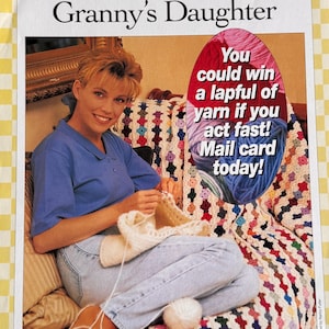 Puede incluir: Una mujer se sienta en un sofá tejiendo un afganistán de cuadrados de la abuela de colores. El texto en la página dice "¡Puedes ganar un montón de lana si actúas rápido! ¡Envía una tarjeta postal hoy!"