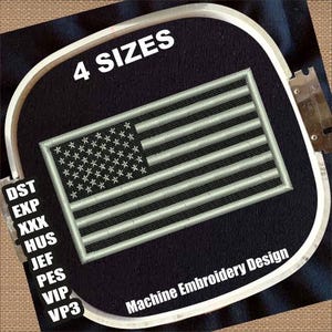 以下が含まれることがあります： 「4 SIZES」と「Machine Embroidery Design」のテキストが入った、白黒のアメリカ国旗の刺繍デザインです。