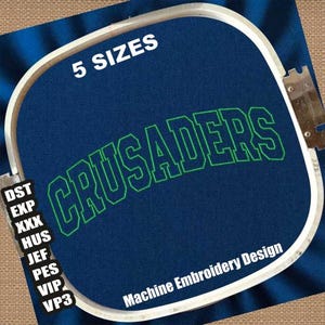 Puede incluir: Un aro de bordado azul con la palabra "CRUSADERS" bordada en letras verdes. El texto "5 SIZES" está en la parte superior del aro. El texto "Machine Embroidery Design" está en la parte inferior del aro.