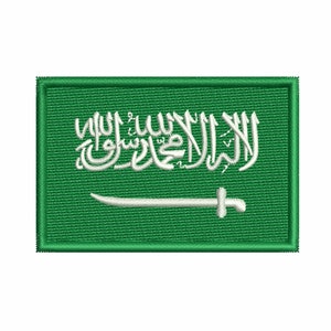 Puede incluir: Parche bordado con la bandera de Arabia Saudita. El parche tiene un fondo verde con escritura árabe blanca y una espada blanca. El parche es rectangular con un borde verde.
