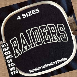 Peut inclure: Un cerceau de broderie noir avec du texte blanc qui dit "4 SIZES" et "RAIDERS" en grande police gras. Le texte "Machine Embroidery Design" est également visible en blanc en bas du cerceau.