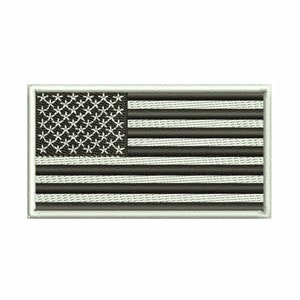 Può includere: Una toppa ricamata della bandiera americana in bianco e nero con un bordo bianco.