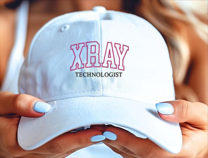 K&ouml;nnte beinhalten: Wei&szlig;e Baseballkappe mit rosa gesticktem Text "XRAY TECHNOLOGIST".