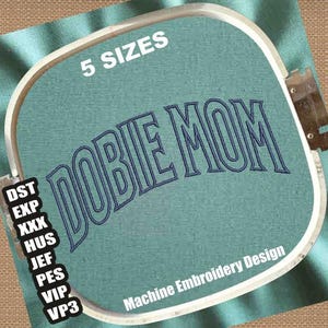Può includere: Un ricamo blu su un tessuto blu chiaro con il testo "DOBIE MOM" in un carattere grande e in grassetto. Il disegno è circondato da un cerchio bianco e i testi "5 SIZES" e "Machine Embroidery Design" sono visibili. Il disegno è disponibile in cinque dimensioni: DST, EXP, XXX, HUS, JEF, PES, VIP e VP3.