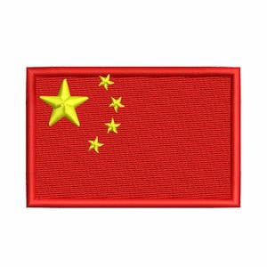 Puede incluir: Parche bordado con la bandera de China. El parche rectangular tiene un fondo rojo con una gran estrella amarilla en la esquina superior izquierda y cuatro estrellas amarillas más pequeñas a la derecha. El parche tiene un borde rojo.