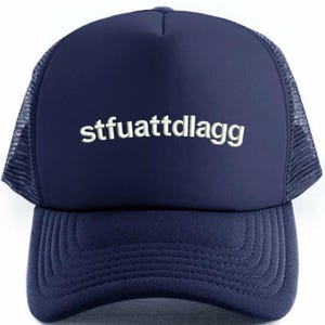 Może przedstawiać: Granatowa czapka typu trucker z białym haftowanym napisem "stfuattdlag". Czapka posiada zakrzywiony daszek i siatkową tylną część. Swobodny dodatek do codziennego użytku.